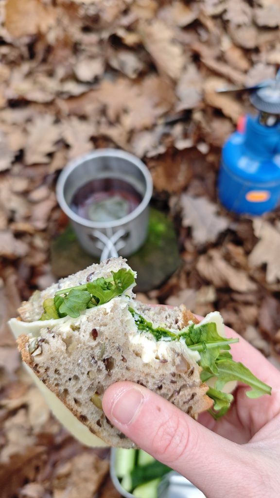 Ein kleines Picknick im Wald, inkl. Gaskocher.