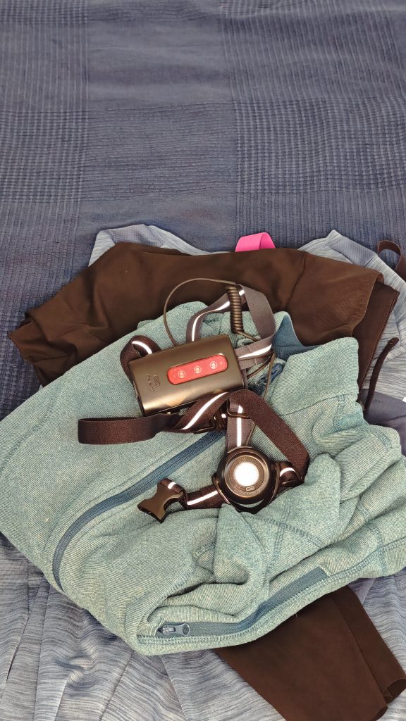 Ein Stapel Laufkleidung und eine Brustlampe.