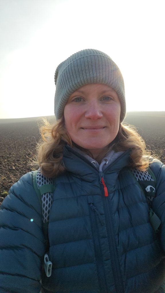 Eine Frau vor einem Feld. 