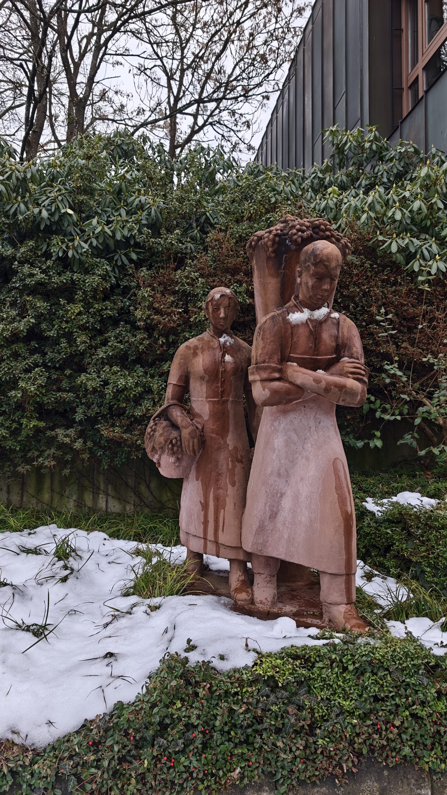 Eine Statue von zwei Weinbäuerinnen.