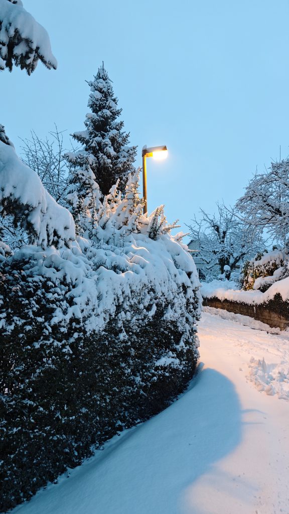 Eine Straßenecke im Schnee.