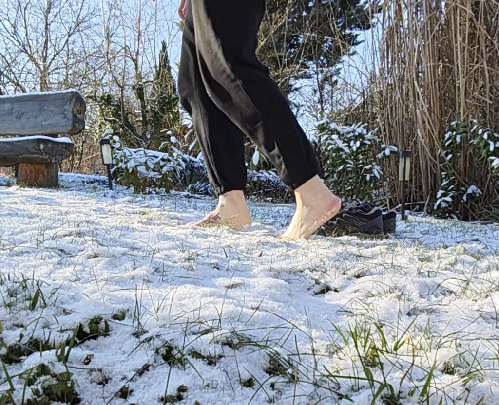 Barfuß im Schnee.