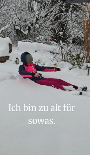 Eine Frau, die im Schnee sitzt.
