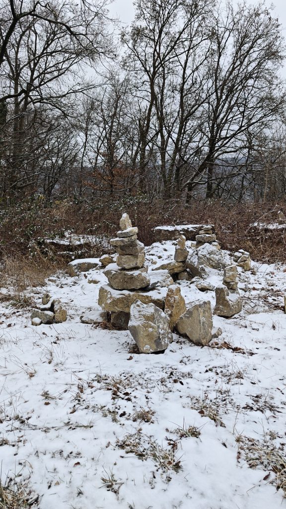 Ein paar Steinmännchen.