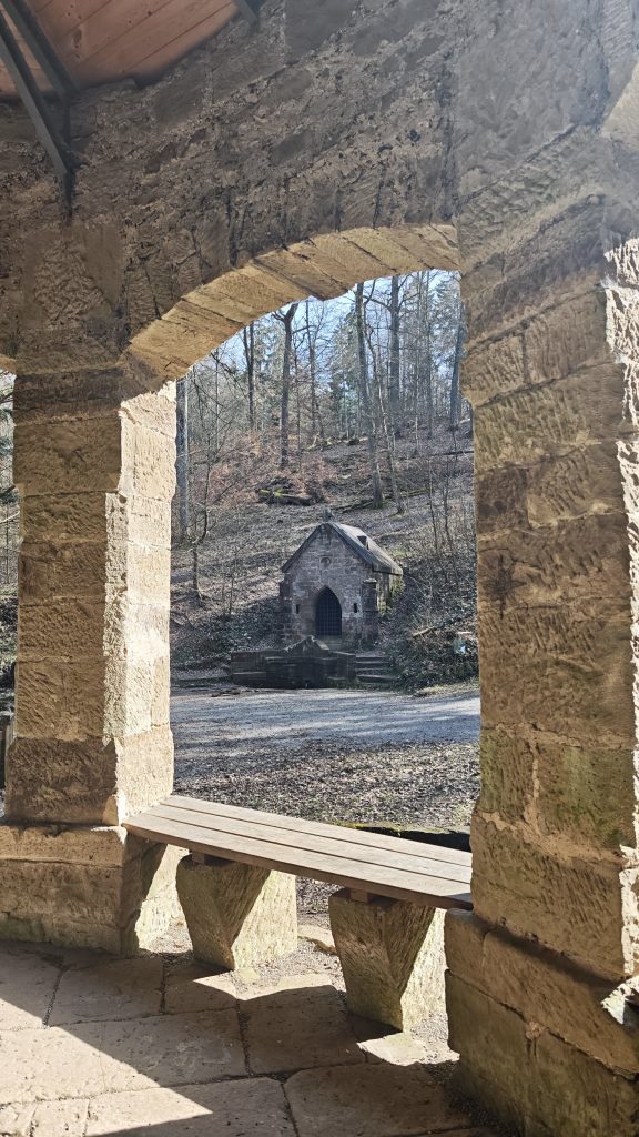 Blick auf den Köpferbrunnen vom Pavillon aus.